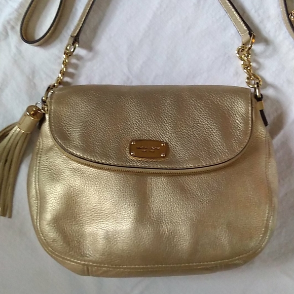 **WKEND SALE** Michael Kors Metallic Pale Gold Bedford Tassel Med - Picture 2 of 16